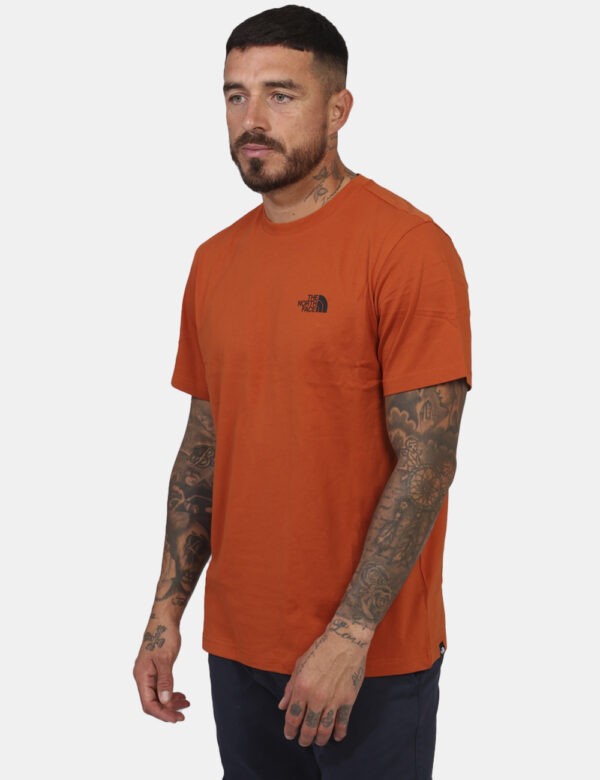 T-shirt The North Face Arancione - T-shirt in total arancione con logo brand ad altezza cuore. La vestibilità è morbida e re