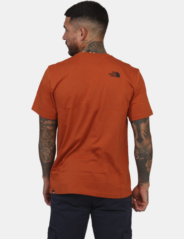 T-shirt The North Face Arancione - T-shirt in total arancione con logo brand ad altezza cuore. La vestibilità è morbida e re