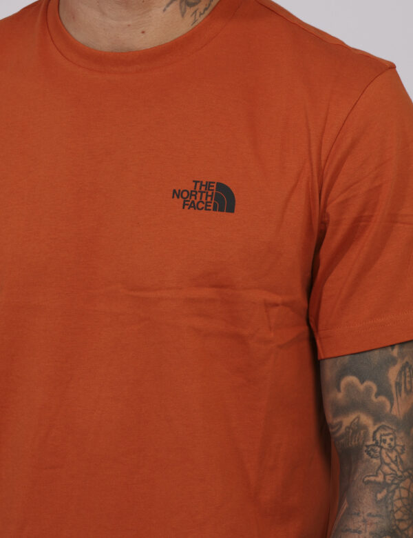 T-shirt The North Face Arancione - T-shirt in total arancione con logo brand ad altezza cuore. La vestibilità è morbida e re