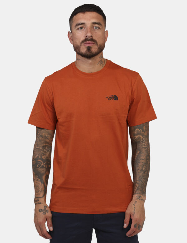 T-shirt The North Face Arancione - T-shirt in total arancione con logo brand ad altezza cuore. La vestibilità è morbida e re