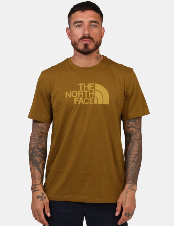 T-shirt The North Face Marrone - T-shirt in total marrone kaki con logo brand centrale. La vestibilità è morbida e regolare.