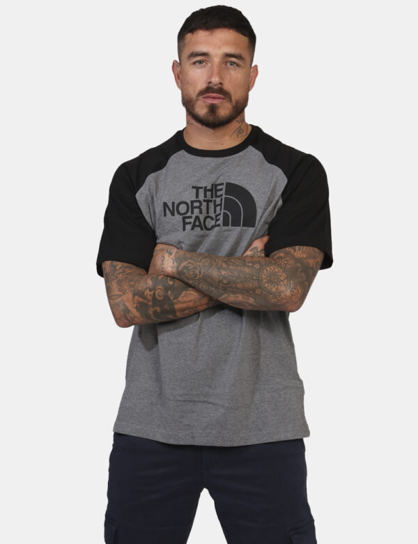 T-shirt The North Face Grigio - T-shirt in bicolor grigio e nero con logo brand centrale. La vestibilità è morbida e regolar