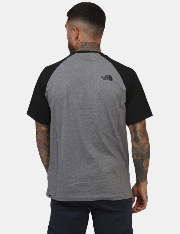 T-shirt The North Face Grigio - T-shirt in bicolor grigio e nero con logo brand centrale. La vestibilità è morbida e regolar