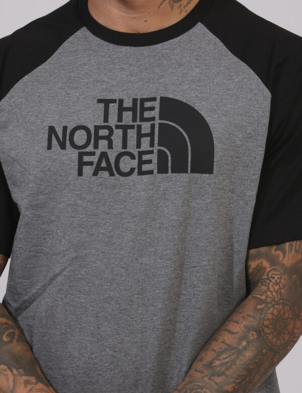 T-shirt The North Face Grigio - T-shirt in bicolor grigio e nero con logo brand centrale. La vestibilità è morbida e regolar