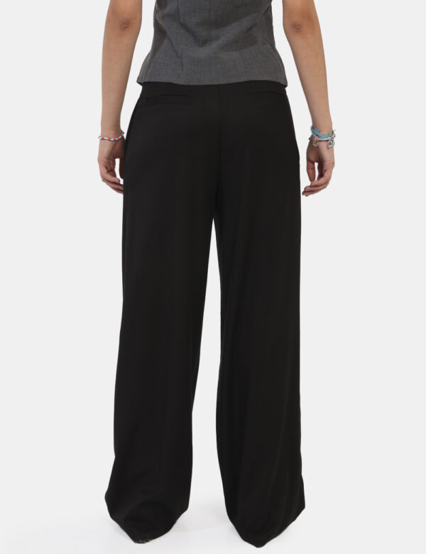 Pantaloni Vougue Nero - Giacca leggera con cappuccio in total verde militare. Presenti tasche a taglio trasversale con chius