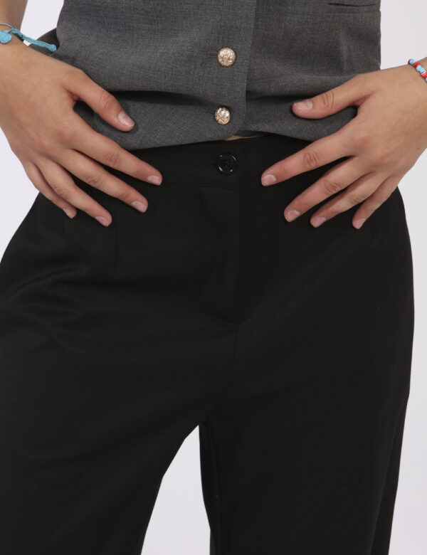 Pantaloni Vougue Nero - Giacca leggera con cappuccio in total verde militare. Presenti tasche a taglio trasversale con chius