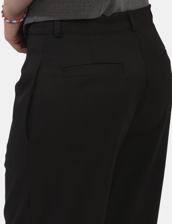 Pantaloni Vougue Nero - Giacca leggera con cappuccio in total verde militare. Presenti tasche a taglio trasversale con chius