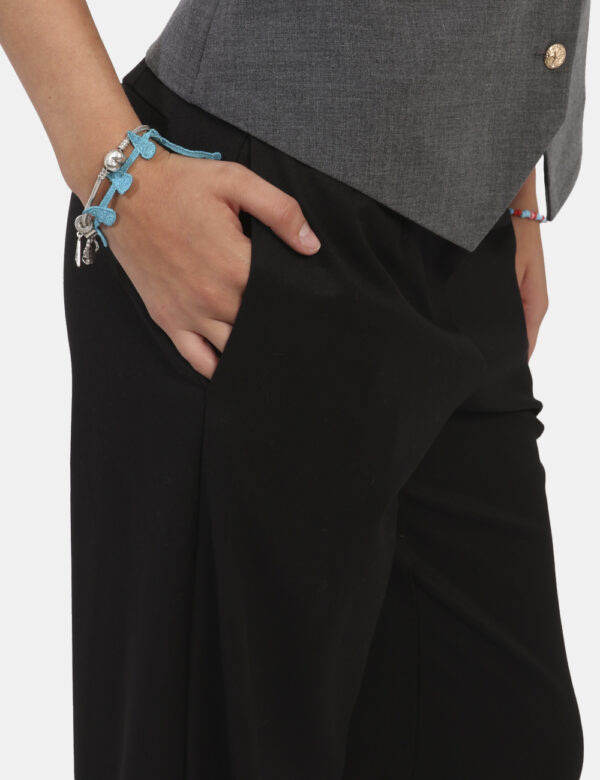 Pantaloni Vougue Nero - Giacca leggera con cappuccio in total verde militare. Presenti tasche a taglio trasversale con chius