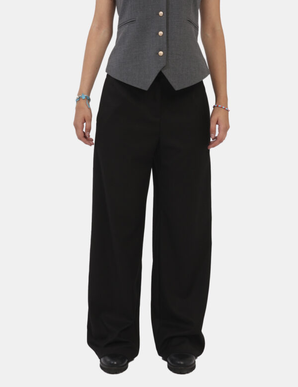 Pantaloni Vougue Nero - Giacca leggera con cappuccio in total verde militare. Presenti tasche a taglio trasversale con chius