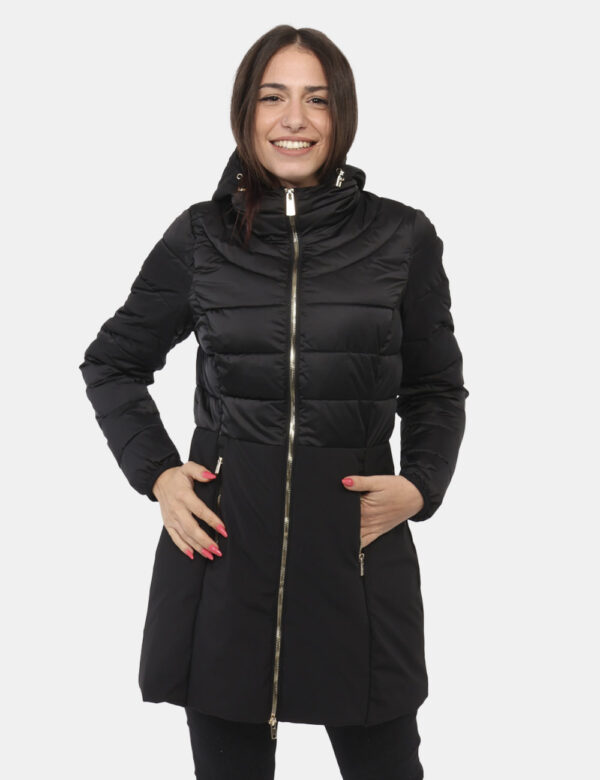 Piumino Yes Zee Nero - Piumino lungo con cappuccio in total nero e con un taglio raffinato. Presenti tasche a taglio trasver