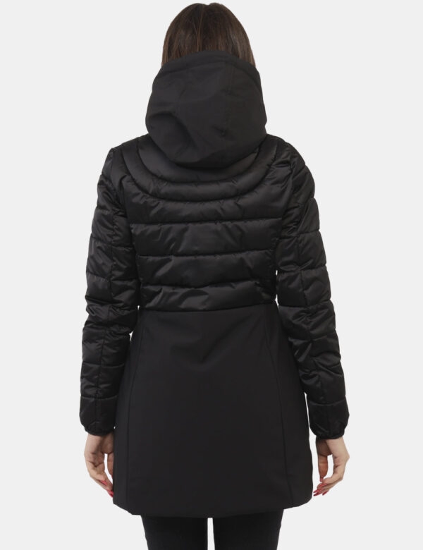 Piumino Yes Zee Nero - Piumino lungo con cappuccio in total nero e con un taglio raffinato. Presenti tasche a taglio trasver