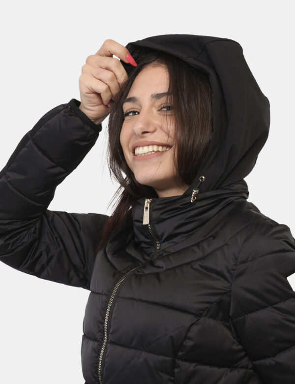 Piumino Yes Zee Nero - Piumino lungo con cappuccio in total nero e con un taglio raffinato. Presenti tasche a taglio trasver