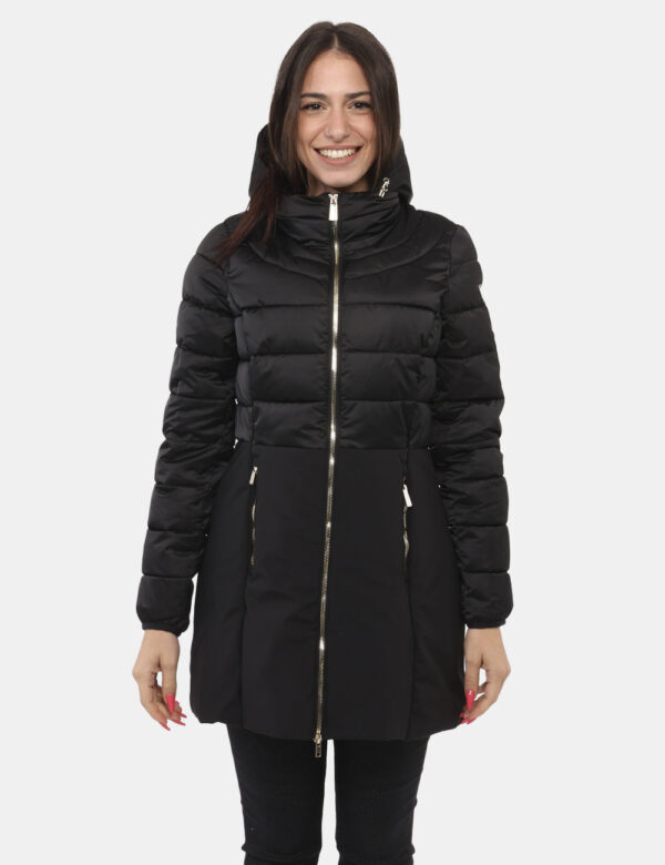 Piumino Yes Zee Nero - Piumino lungo con cappuccio in total nero e con un taglio raffinato. Presenti tasche a taglio trasver