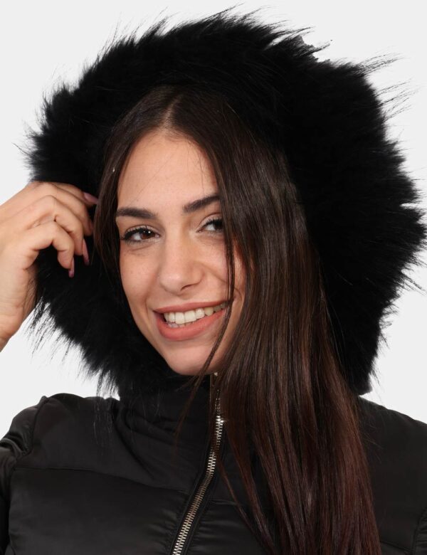Piumino Yes Zee Nero - Piumino in total con cappuccio e bordatura in fake fur. Presenti tasche a taglio con chiusura a zip.