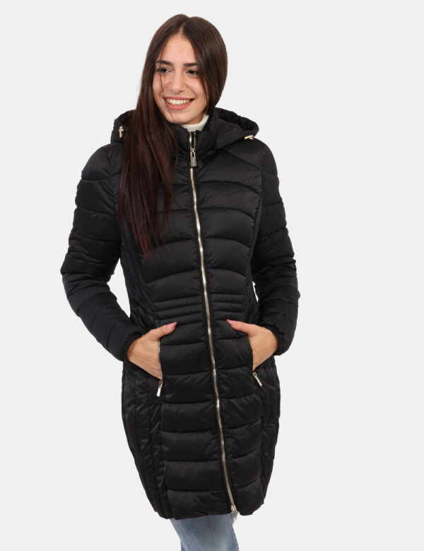 Piumino Yes Zee Nero - Piumino medio-lungo imbottito, dotato di tasche esterne con zip e pratico cappuccio. All'interno, pre
