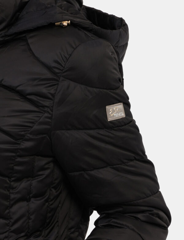 Piumino Yes Zee Nero - Piumino medio-lungo imbottito, dotato di tasche esterne con zip e pratico cappuccio. All'interno, pre