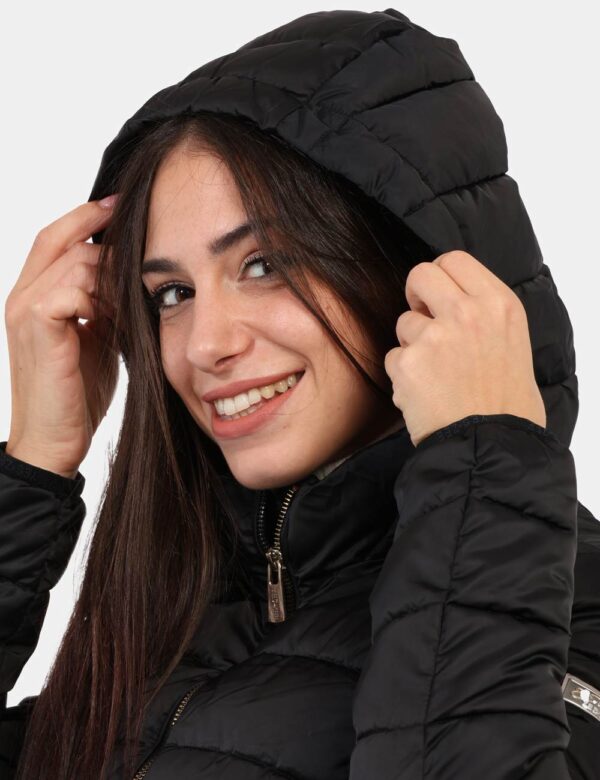 Piumino Yes Zee Nero - Piumino medio-lungo imbottito, dotato di tasche esterne con zip e pratico cappuccio. All'interno, pre