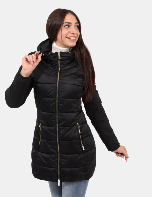 Piumino Yes Zee Nero - Piumino lungo con cappuccio in total nero con interno beige. Presenti tasche a taglio trasversale con