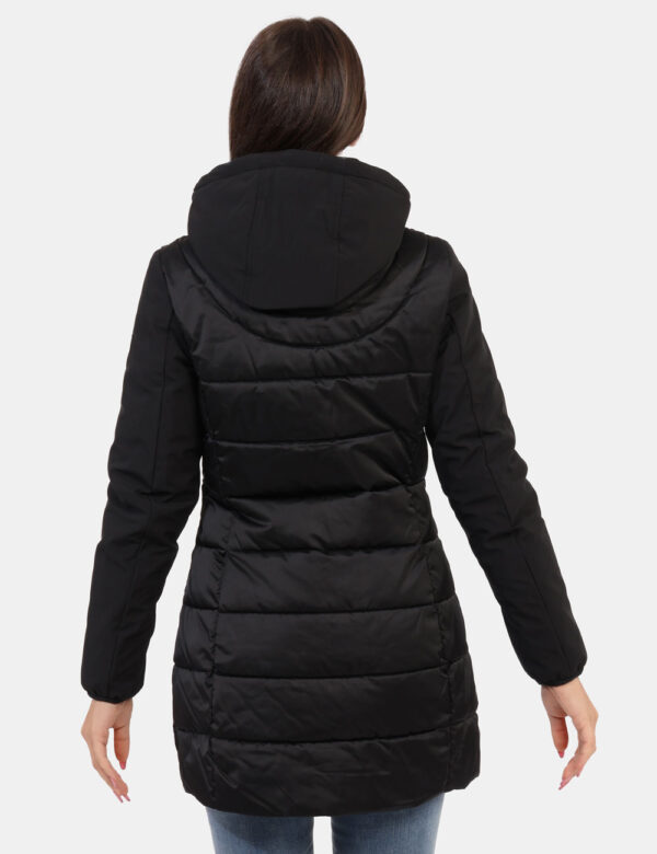 Piumino Yes Zee Nero - Piumino lungo con cappuccio in total nero con interno beige. Presenti tasche a taglio trasversale con