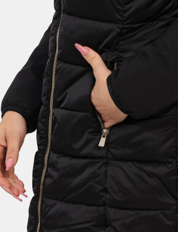 Piumino Yes Zee Nero - Piumino lungo con cappuccio in total nero con interno beige. Presenti tasche a taglio trasversale con