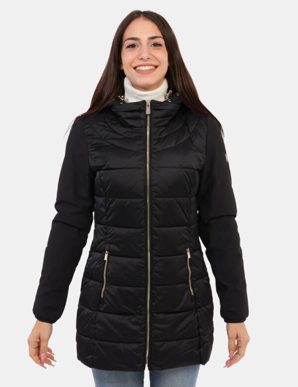 Piumino Yes Zee Nero - Piumino lungo con cappuccio in total nero con interno beige. Presenti tasche a taglio trasversale con