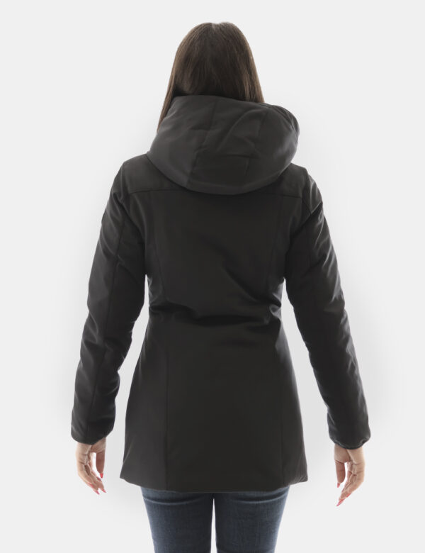 Giacca Yes Zee Nero - Giacca lunga con cappuccio in total nero e con interno in piumino. Presenti tasche a taglio trasversal
