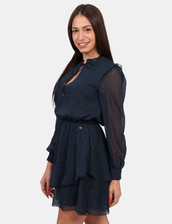 Vestito Pepe Jeans Blu - Vestito corto a maniche lunghe velate con polsino, in total blu navy ricamato. Presente collo alto