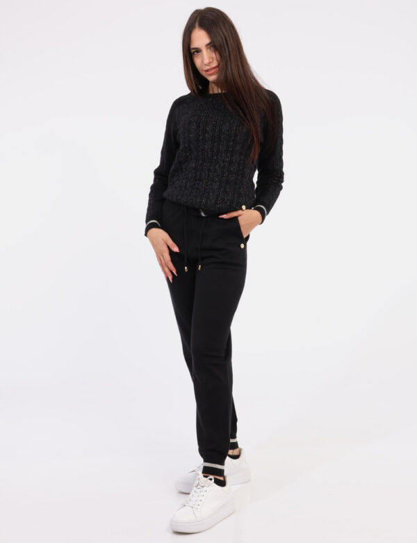 Pantaloni Yes Zee Nero - Pantalone morbido in maglia con vita regolabile tramite coulisse. La banda laterale è arricchita da