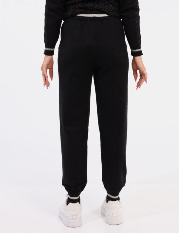 Pantaloni Yes Zee Nero - Pantalone morbido in maglia con vita regolabile tramite coulisse. La banda laterale è arricchita da