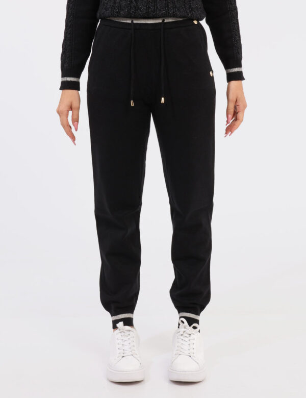 Pantaloni Yes Zee Nero - Pantalone morbido in maglia con vita regolabile tramite coulisse. La banda laterale è arricchita da