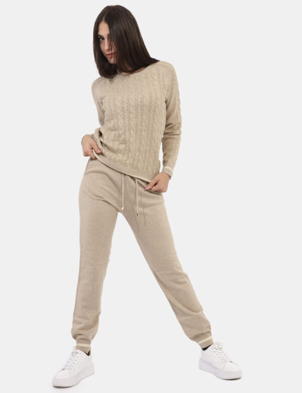 Pantaloni Yes Zee Beige - Pantalone morbido in maglia con vita regolabile tramite coulisse. La banda laterale è arricchita d