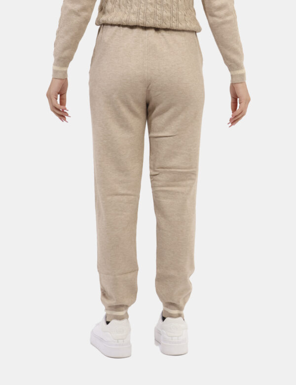 Pantaloni Yes Zee Beige - Pantalone morbido in maglia con vita regolabile tramite coulisse. La banda laterale è arricchita d