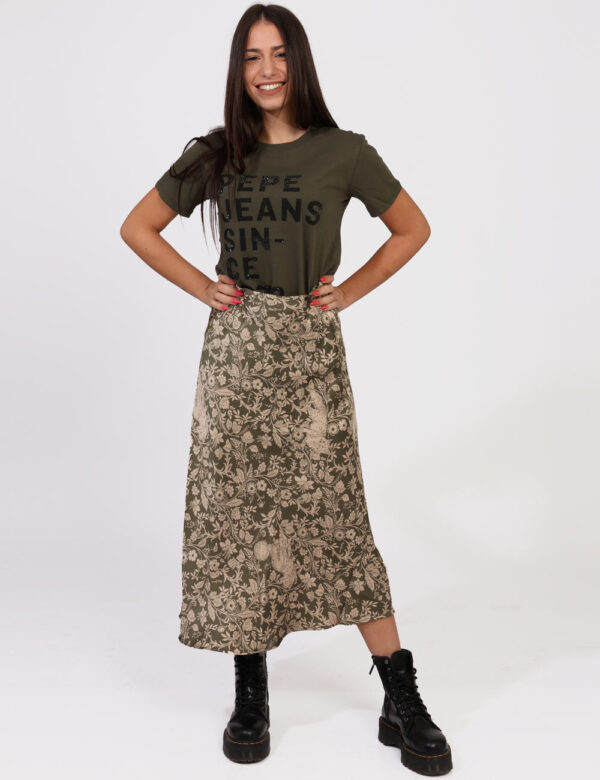 Gonna Pepe Jeans Verde - Gonna lunga in simil raso su base verde militare con stampa allover floreale in beige. La vestibili