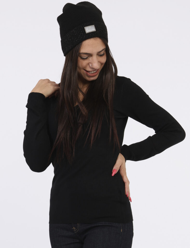 Maglia Materica Nero - Maglia con scollo a V in total nero. La vestibilità è morbida e regolare. La maglia è adatta per occa