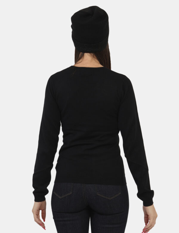 Maglia Materica Nero - Maglia con scollo a V in total nero. La vestibilità è morbida e regolare. La maglia è adatta per occa