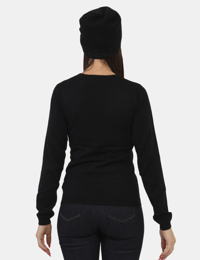 Maglia Materica Nero - Maglia con scollo a V in total nero. La vestibilità è morbida e regolare. La maglia è adatta per occa