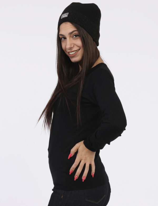 Maglia Materica Nero - Maglia con scollo a V in total nero. La vestibilità è morbida e regolare. La maglia è adatta per occa