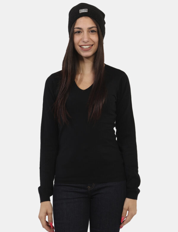 Maglia Materica Nero - Maglia con scollo a V in total nero. La vestibilità è morbida e regolare. La maglia è adatta per occa