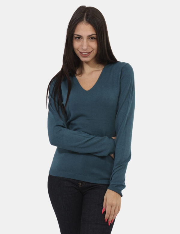 Maglia Materica Verde - Maglia con scollo a V in total verde ottanio. La vestibilità è morbida e regolare. La maglia è adatt