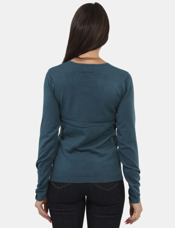 Maglia Materica Verde - Maglia con scollo a V in total verde ottanio. La vestibilità è morbida e regolare. La maglia è adatt