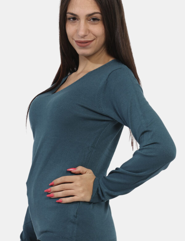 Maglia Materica Verde - Maglia con scollo a V in total verde ottanio. La vestibilità è morbida e regolare. La maglia è adatt