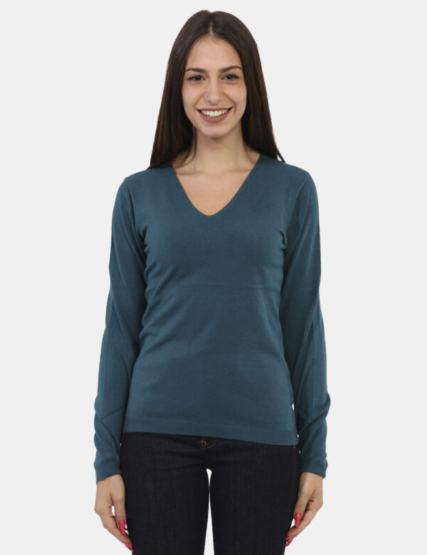 Maglia Materica Verde - Maglia con scollo a V in total verde ottanio. La vestibilità è morbida e regolare. La maglia è adatt