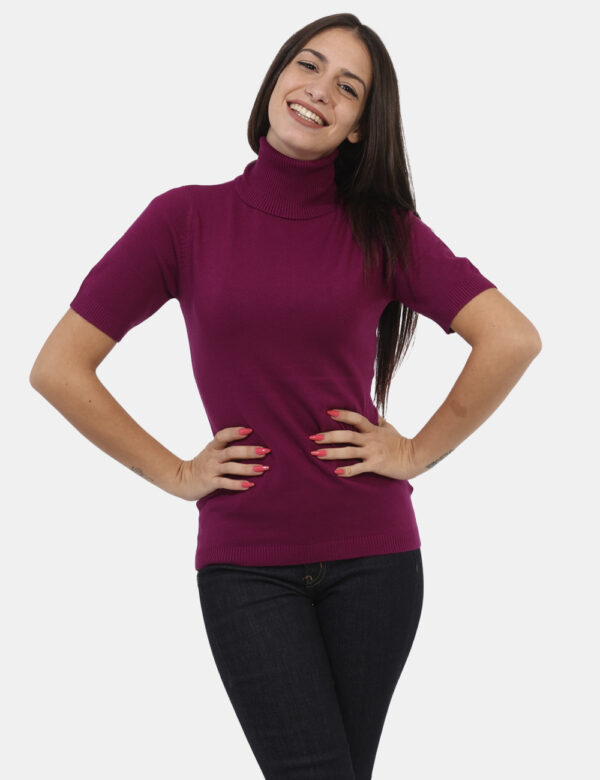 Maglia Materica Viola - Maglia dolcevita a maniche corte in total viola magenta. La vestibilità è morbida e regolare. Il ca