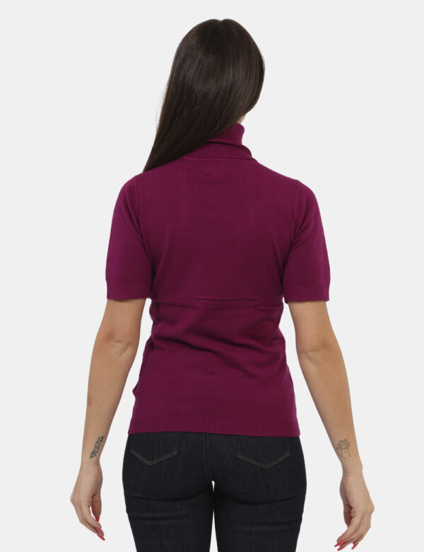 Maglia Materica Viola - Maglia dolcevita a maniche corte in total viola magenta. La vestibilità è morbida e regolare. Il ca