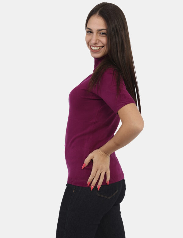 Maglia Materica Viola - Maglia dolcevita a maniche corte in total viola magenta. La vestibilità è morbida e regolare. Il ca