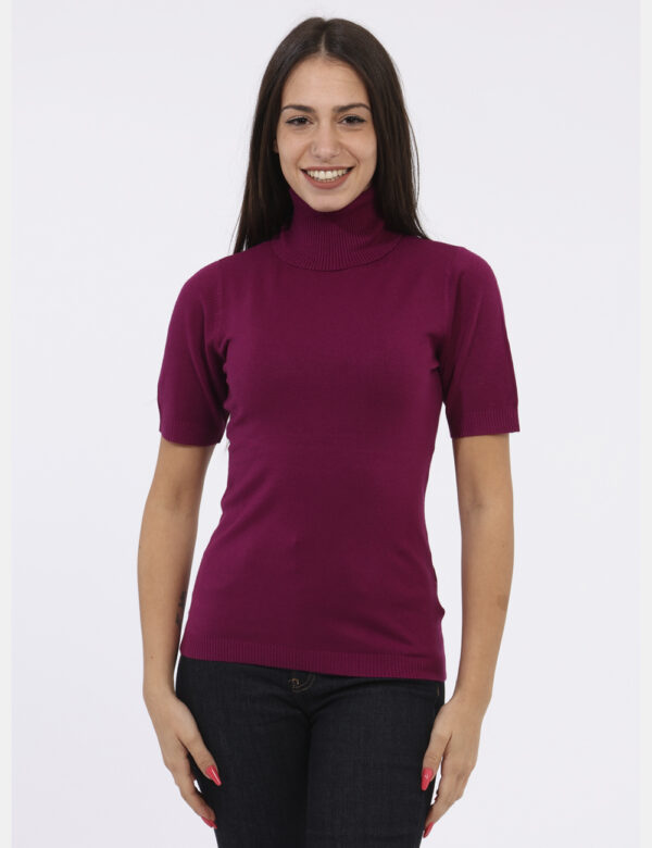 Maglia Materica Viola - Maglia dolcevita a maniche corte in total viola magenta. La vestibilità è morbida e regolare. Il ca