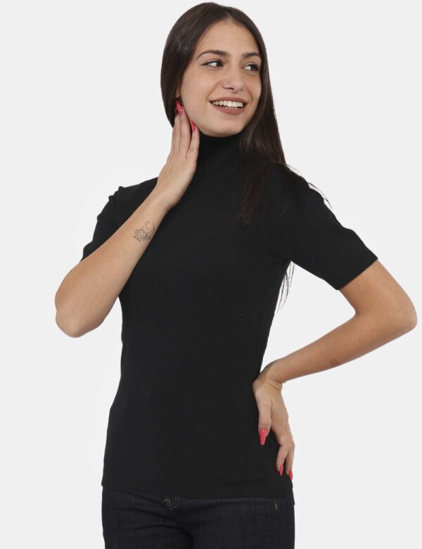 Maglia Materica Nero - Maglia dolcevita a maniche corte in total nero. La vestibilità è morbida e regolare. Il capo è adatt