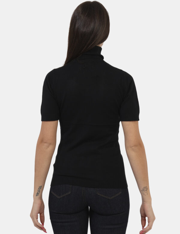 Maglia Materica Nero - Maglia dolcevita a maniche corte in total nero. La vestibilità è morbida e regolare. Il capo è adatt