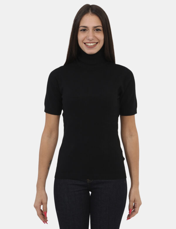 Maglia Materica Nero - Maglia dolcevita a maniche corte in total nero. La vestibilità è morbida e regolare. Il capo è adatt
