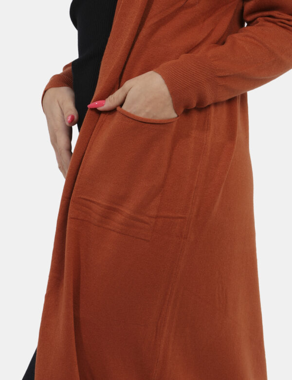 Cardigan Materica Arancione - Cardigan lungo in total arancione coccio. Presenti tasche a toppa in tinta. La vestibilità è m